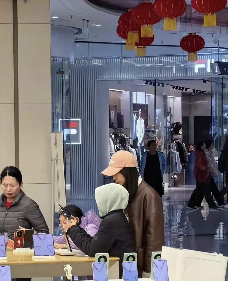 百亿家产的第一课，是爷爷省下的一杯奶茶钱。昨天下午三点，香港兰桂坊，79岁的霍