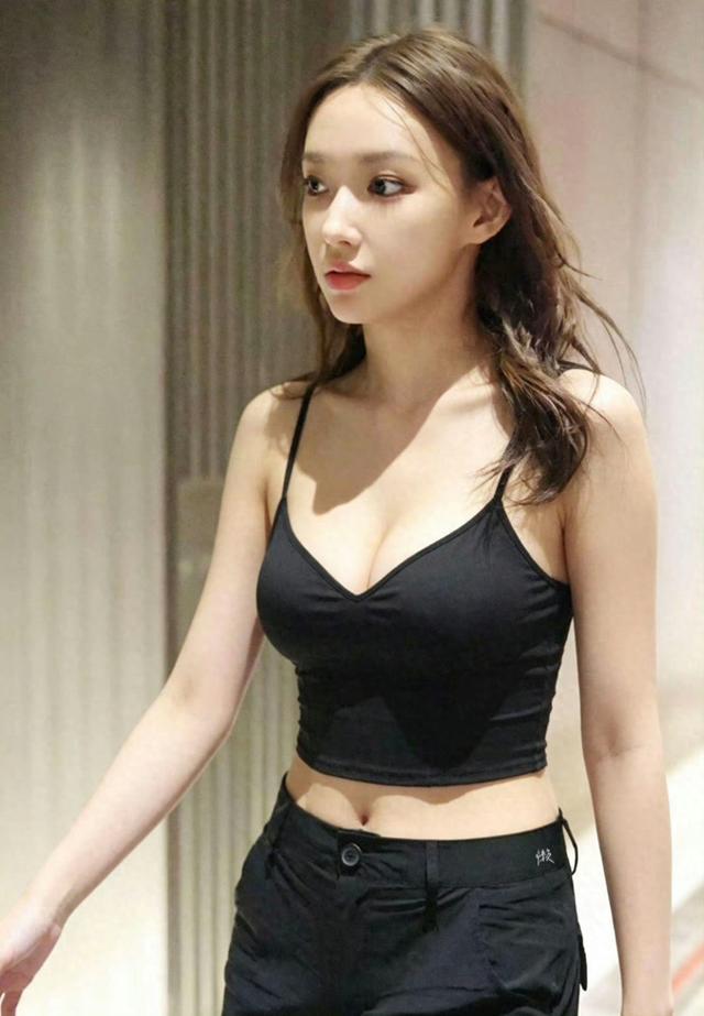 程潇机场小吊带，傲人身材太吸睛事业上程潇爱豆出身，舞蹈功底十分扎实，当过选