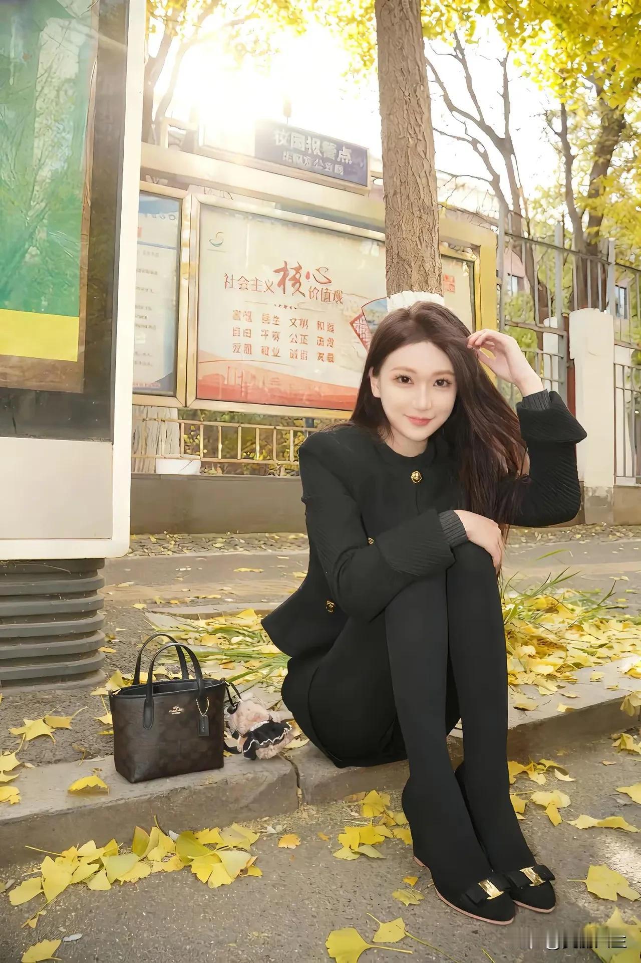 属于秋的颜色一个人大街上游走