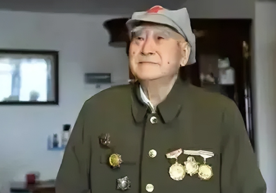 1943年，八路军政委秦光腰部中弹，两个汉奸走到了他身边要补刀。突然，秦光低声说