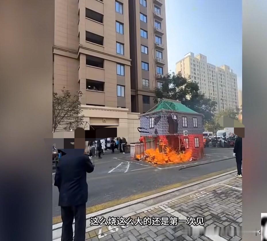 有网友称：在上海第一次看到办丧事要这么大的排场。一网友在网上晒出一小区内，有居