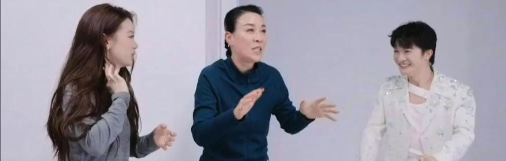 一直觉得歌手都自带偶像包袱，唱歌那得端着架子、正襟危坐。直到刷到那英、周深、单依