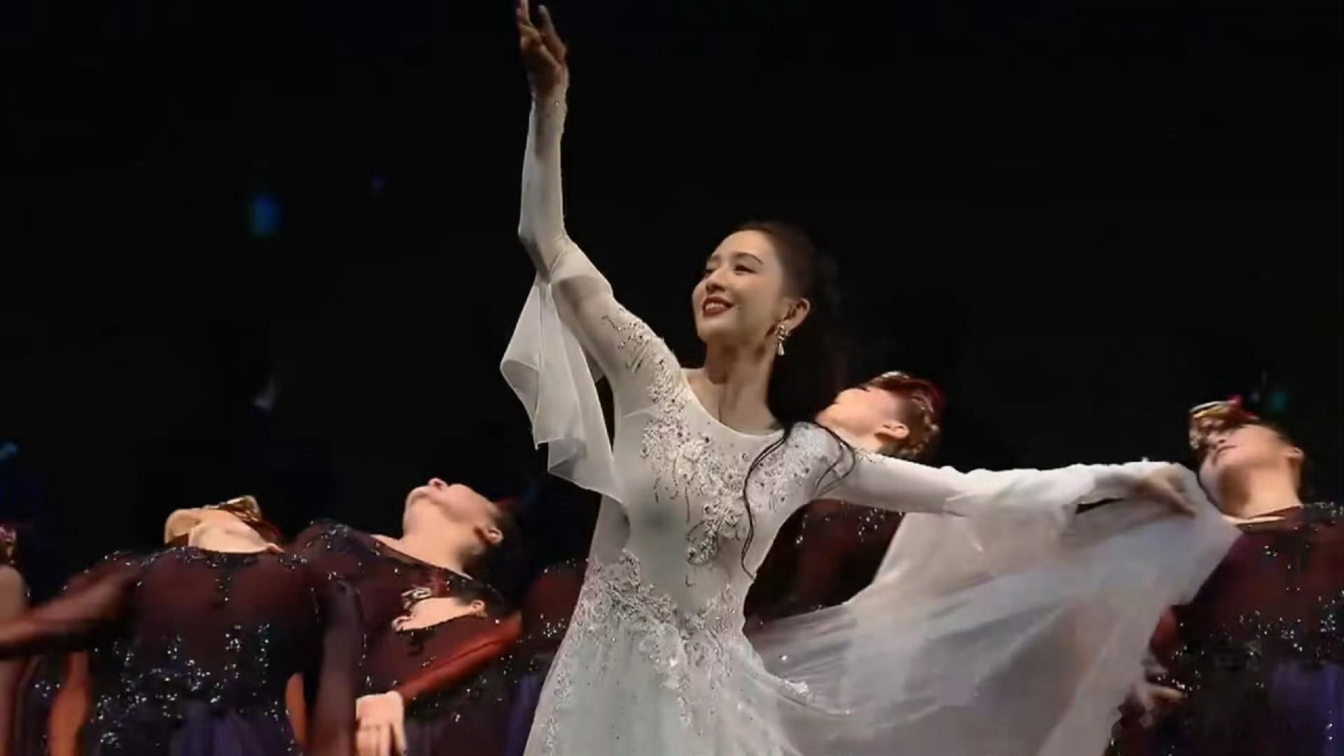 佟丽娅首轮巡演内娱舞蹈审美被佟丽娅统一！顾盼生姿的舞台表现力绝了，首轮14城27