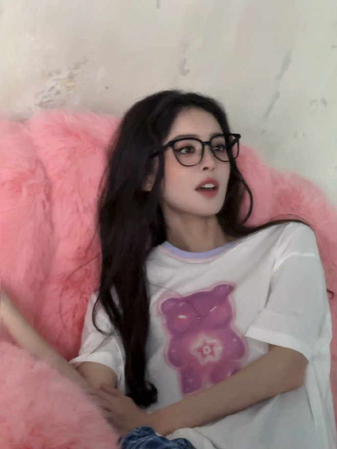 造型简单娜扎美得不简单造型简单娜扎美得不简单，娜扎AB面反差感不会还有人没看到