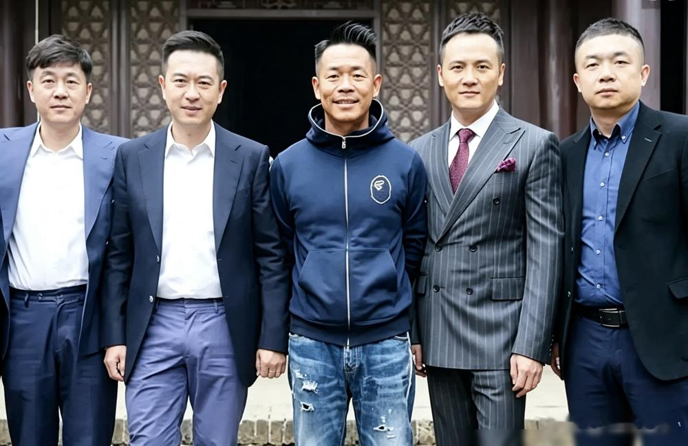 这张5人旧照，能认出3个以上的绝对是骨灰级老剧粉！楼主自己数了半天，只认得出左二的张嘉益和左三的孙浩
