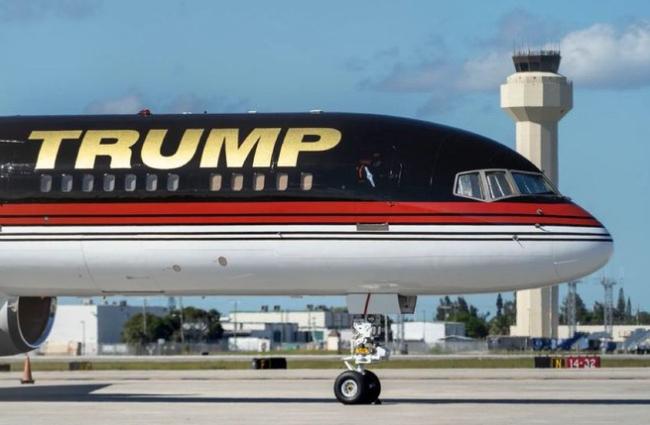 【密集“贴名”！特朗普机场、美元签名、巨型纪念金币齐登场】当地时间3月30日