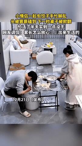 笑到肚子疼！12月22日报道，一对小情侣在家里包饺子，手忙脚乱，忙活了半天也没包