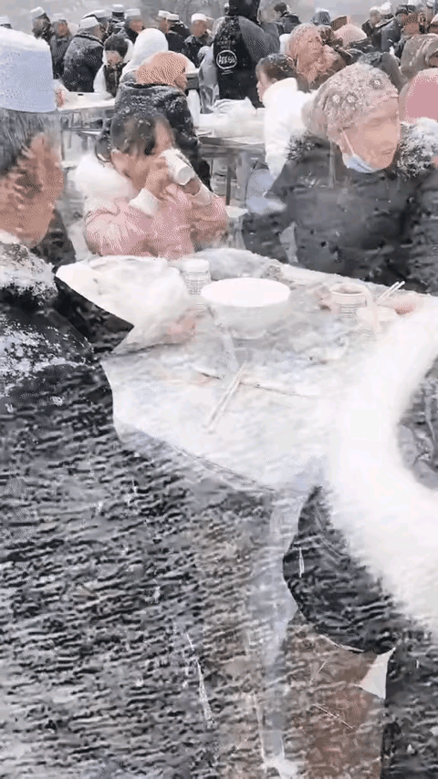 日子是半年前定的，雪是昨天开始下的