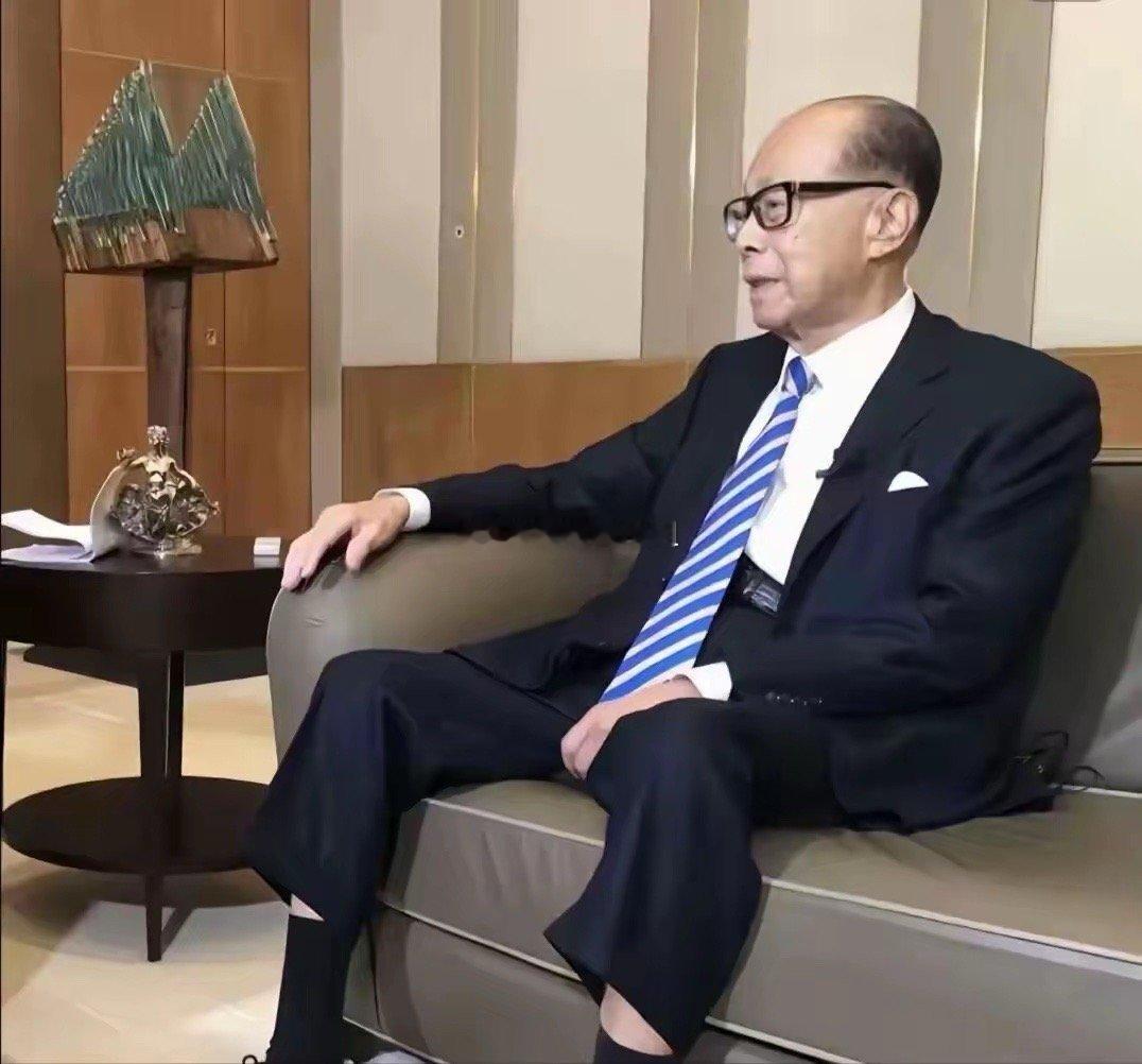 香港大埔火灾夺走128条生命，97岁李嘉诚捐8000万后一句话炸了锅——“这钱全