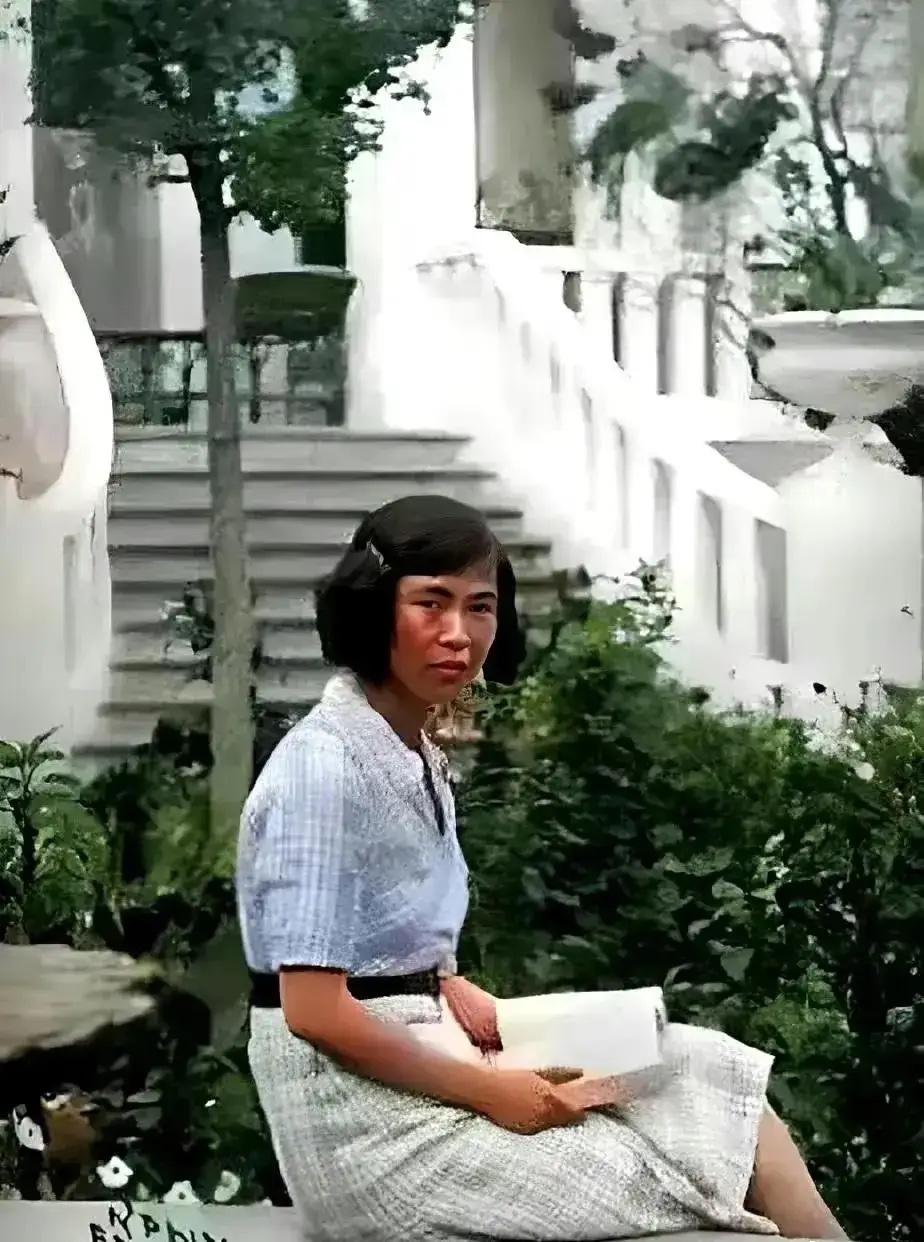 这是贺子珍同志在苏联时的罕见留影，都看看吧，她是一位从枪林弹雨中走过来的革命前辈