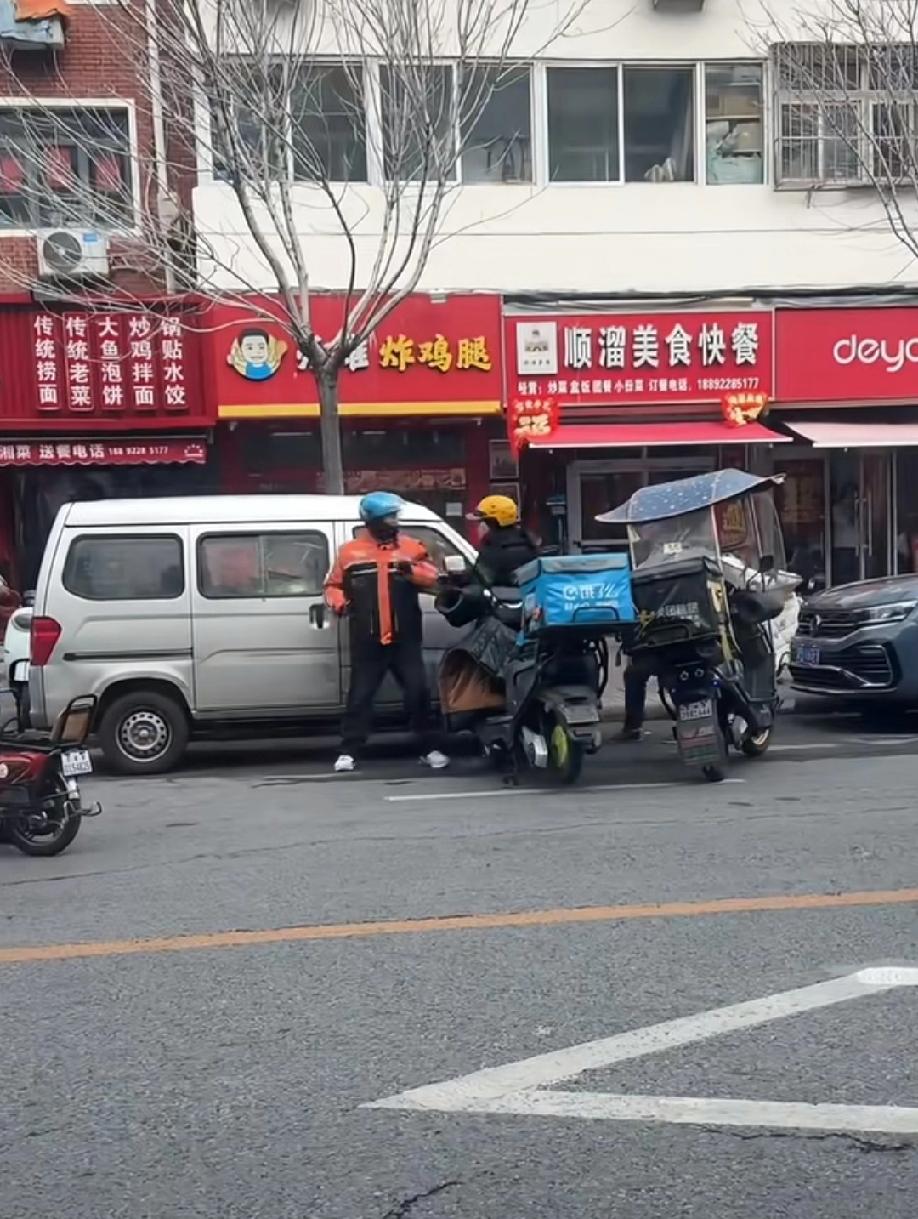 天津街头，美团和淘宝闪购的骑手不知何故吵了起来，双方扭打在了一起。不过，双方还是