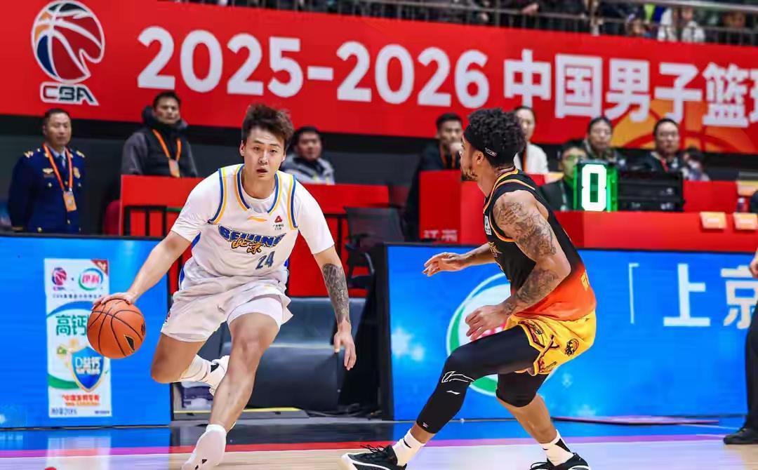 CBA第二场比赛又呼啸而来了，出战老对手新疆飞虎队。上一场新疆男篮五人得分上双，