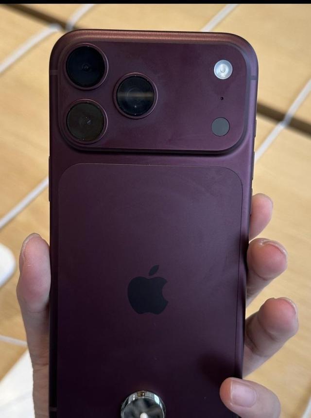 酒红色是iPhone18Pro中最受欢迎的，因为这颜色辨识度最高。但听我一句
