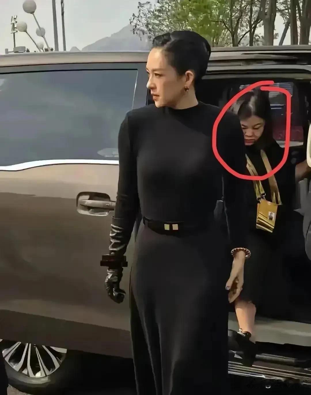 章子怡，完全没了女人味﹍﹍今天，看到章子怡去参加华表奖，下车时黑着脸，怒色尽