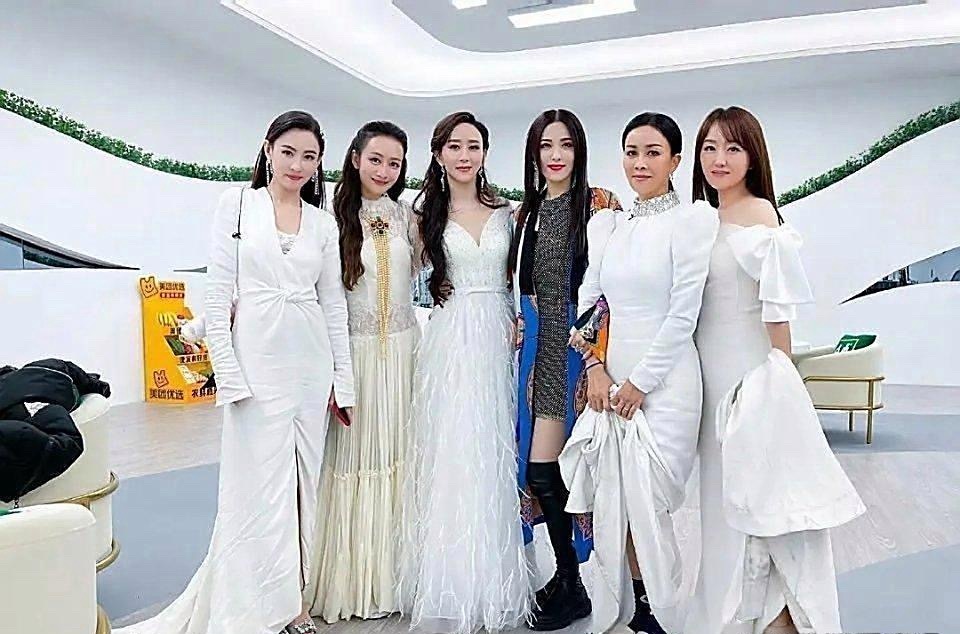 说实话，大家真觉得曾黎真的有吹的那么美吗？一看大合照就知道了​​​