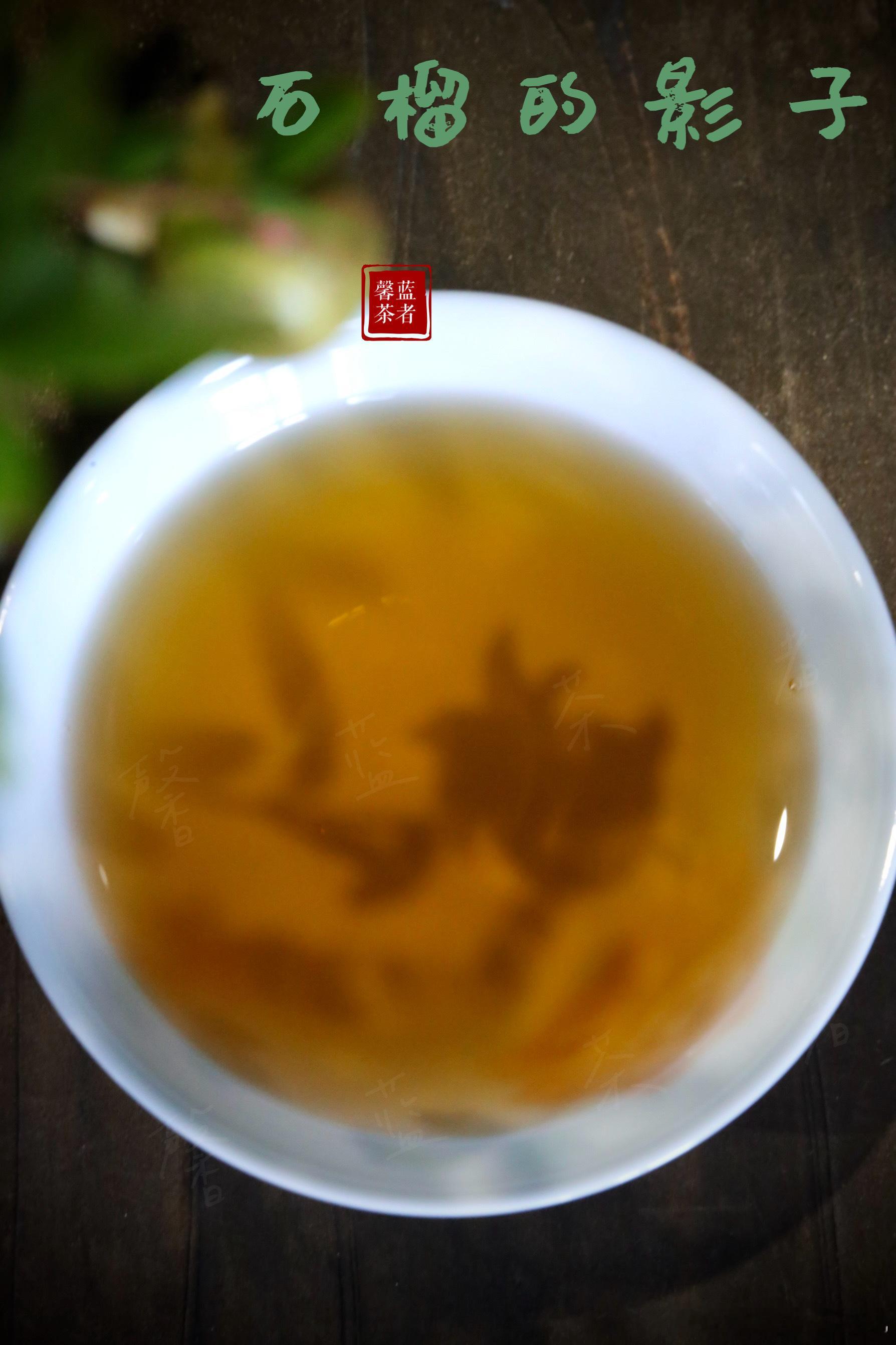 午后，成都下了一场急雨，立刻就晴了，有一种蒸腾的感觉喝茶时，光照过来，在石榴盆栽