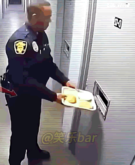 给贩人送饭也是一个危险的活[笑着哭]