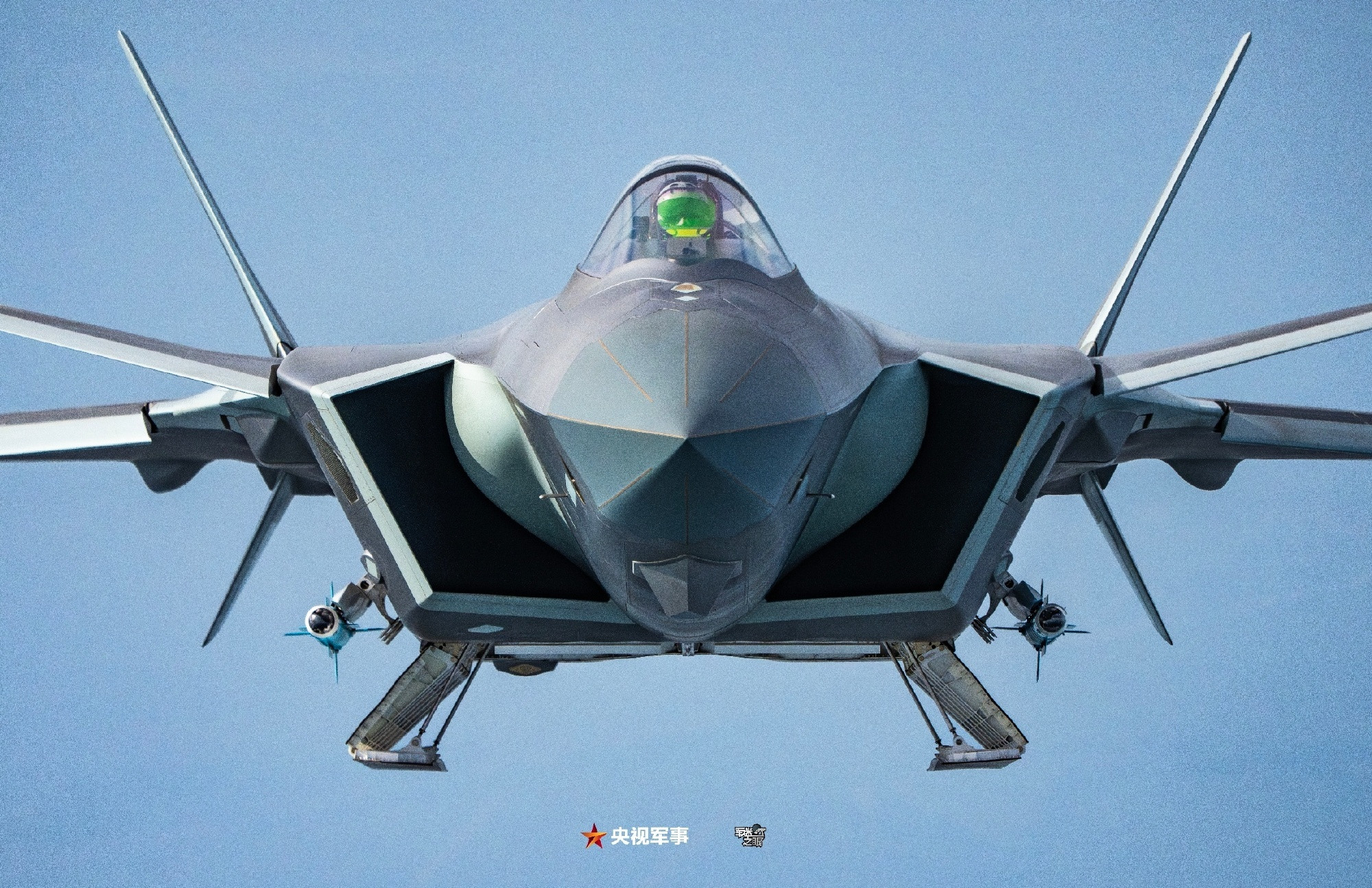 J-20打开主副弹舱的高清空对空摄影烽火问鼎计划