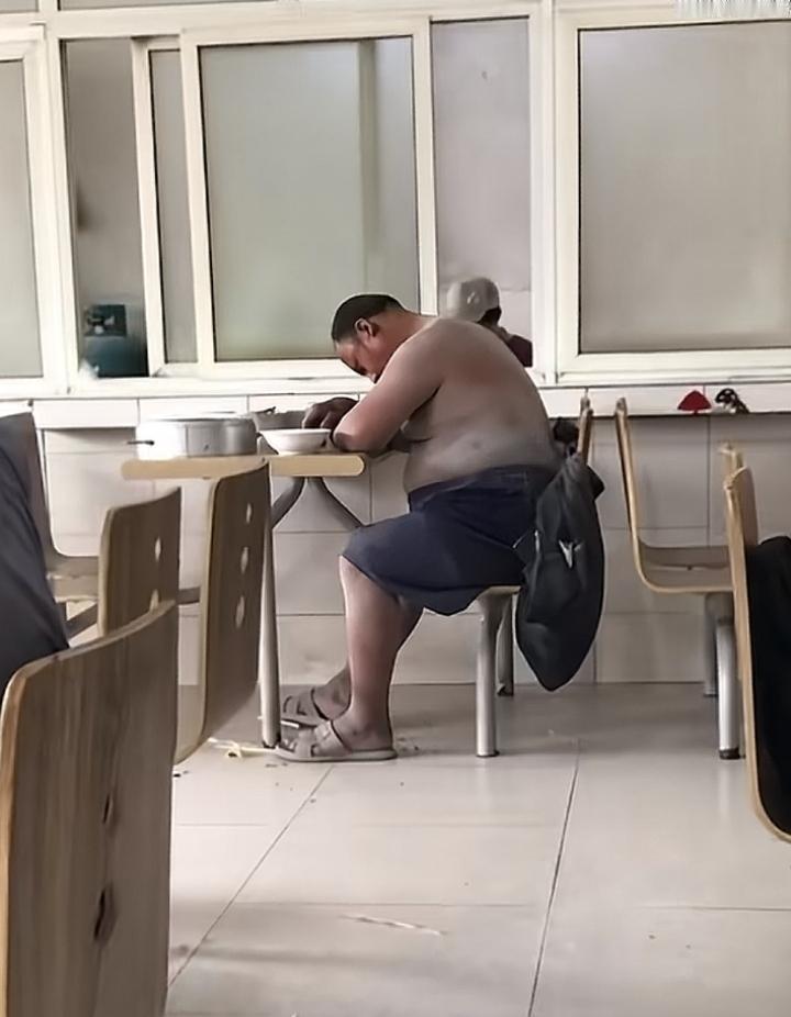 中午在小吃部遇到一个大哥，浑身都是灰，他要了一碗素面！面没吃完，坐着就睡着了！