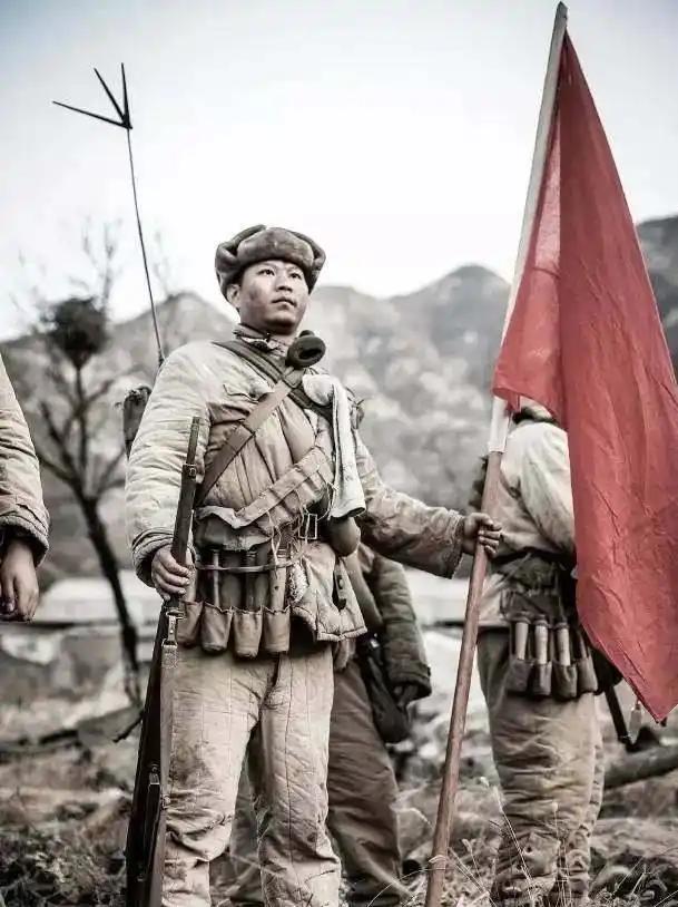 在朝鲜战场的对峙阵地上，美军士兵马丁目睹了令他终生难忘的一幕：六名手持红十字旗的