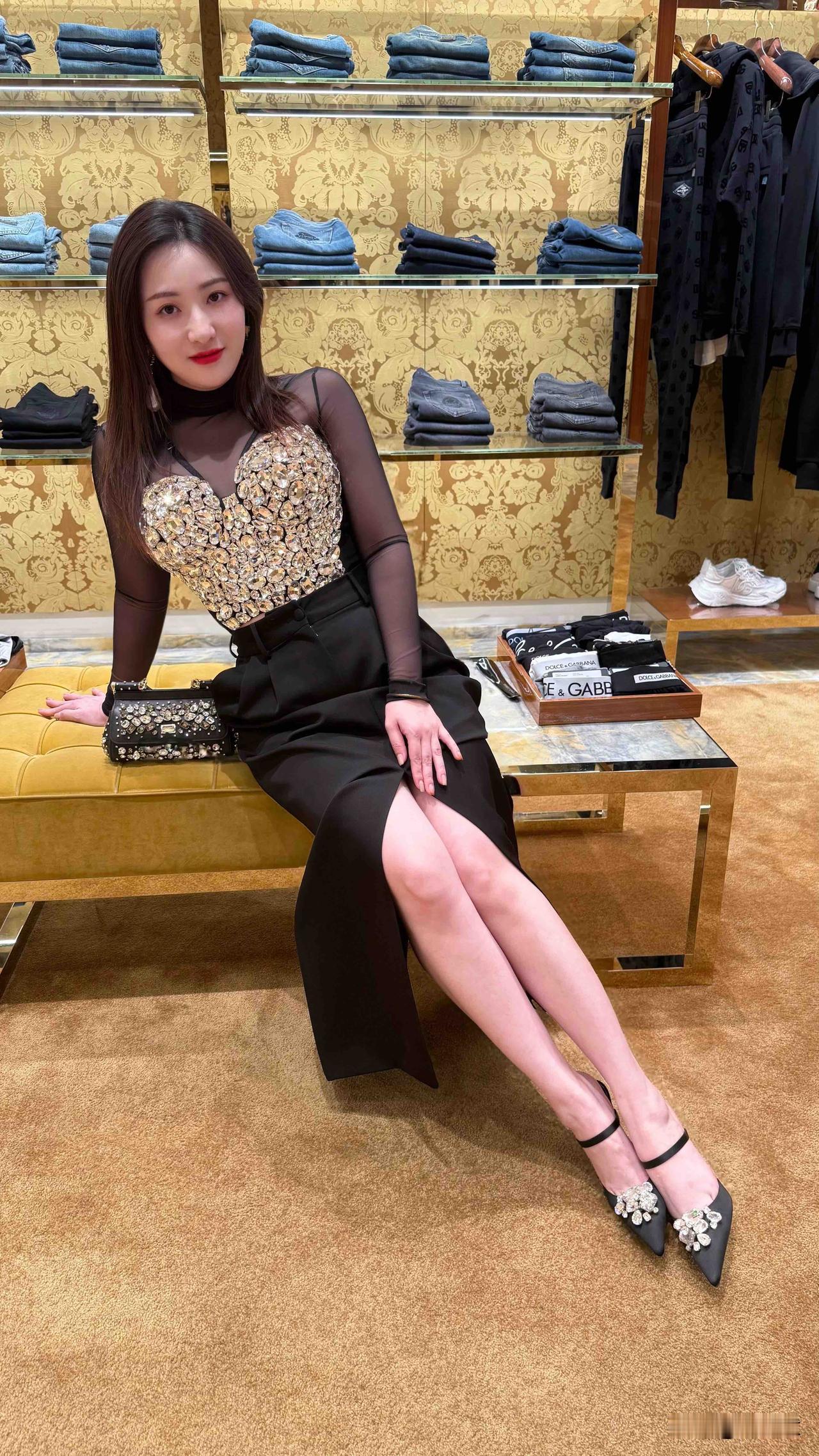 杜嘉班纳的年会“战服”~•上衣是心形领+满钻装饰的紧身款，搭配黑色透视长袖，