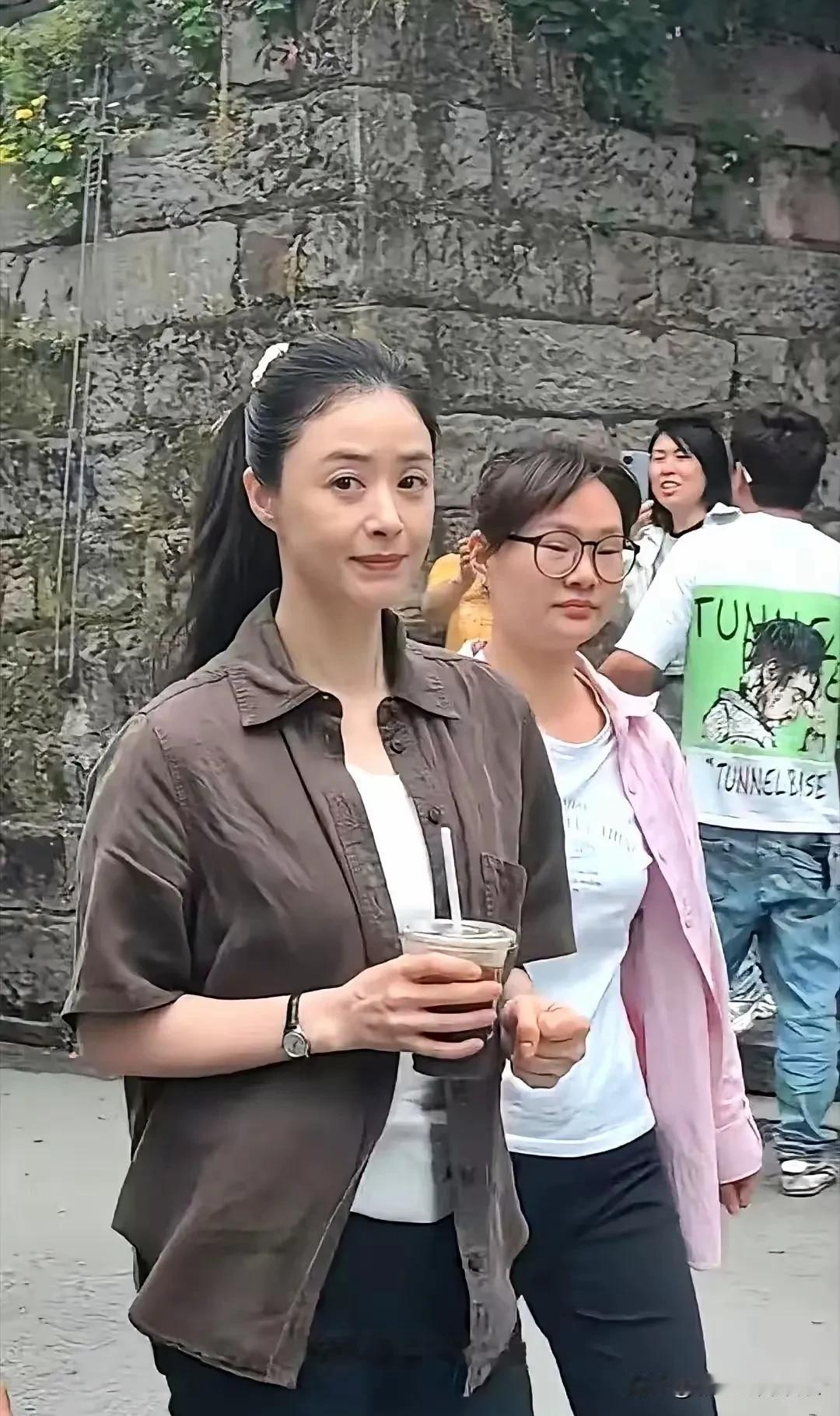 蒋欣暴瘦以后整个人没有精气神，满脸都是疲惫，法令纹也很深，整个人老了许多。其