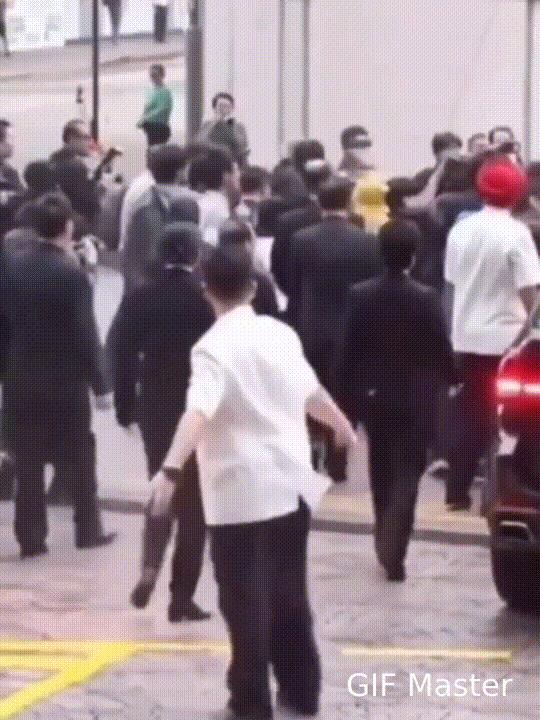 李嘉诚离开香港这阵仗好威风，还有好多人相送！李嘉诚不愧是亚洲首富，在香港还有许多