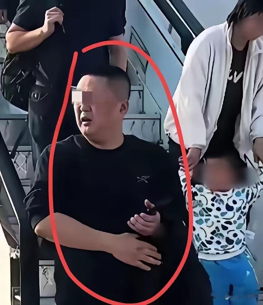 一看就不是善茬！网上传出东航航班上逼空姐下跪的欧某某，原来是这么一个看着普通的乘