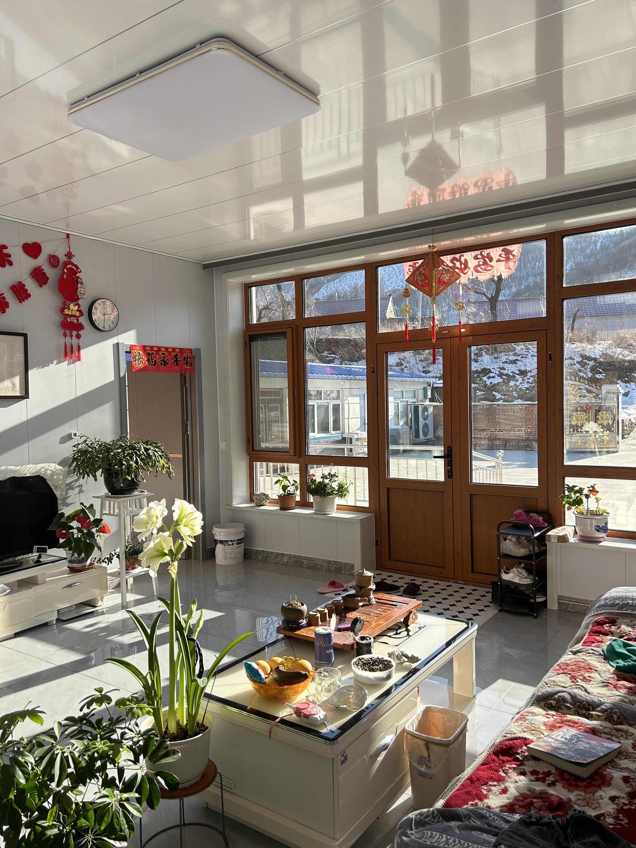 在东北农村自建的家，屋里每一天都是阳光与烟火气，用自己的双手，一砖一瓦盖起属于自