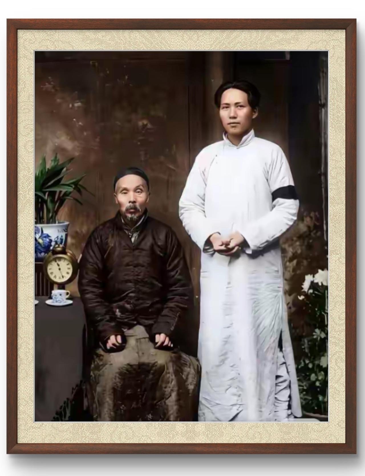 1919年11月13日，长沙照相馆。当年10月毛泽东母亲文七妹病逝，毛泽东手臂佩
