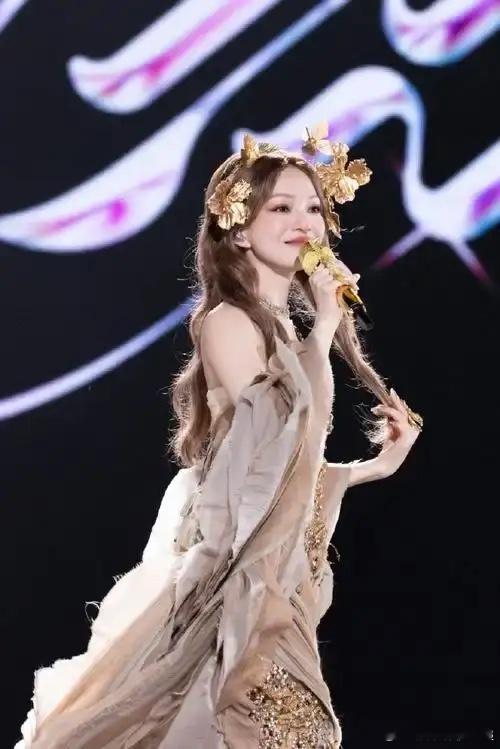 你们发现没？张韶涵身上有个玄学。准得可怕，那就是她干演唱会不像在办演出，像在