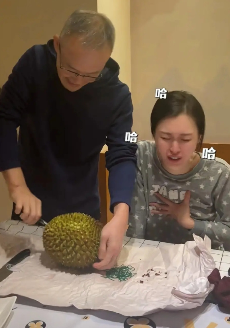 王石和田朴珺这对老夫少妻开榴莲的场景，还挺温馨有爱的。老王买了个猫山王榴莲，非要
