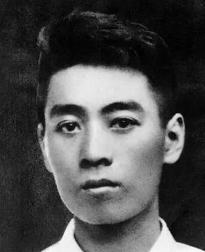 “一日为师，终身为父。”蒋介石曾想动周恩来，可黄埔学生不答应。胡宗南跪过、杜聿明