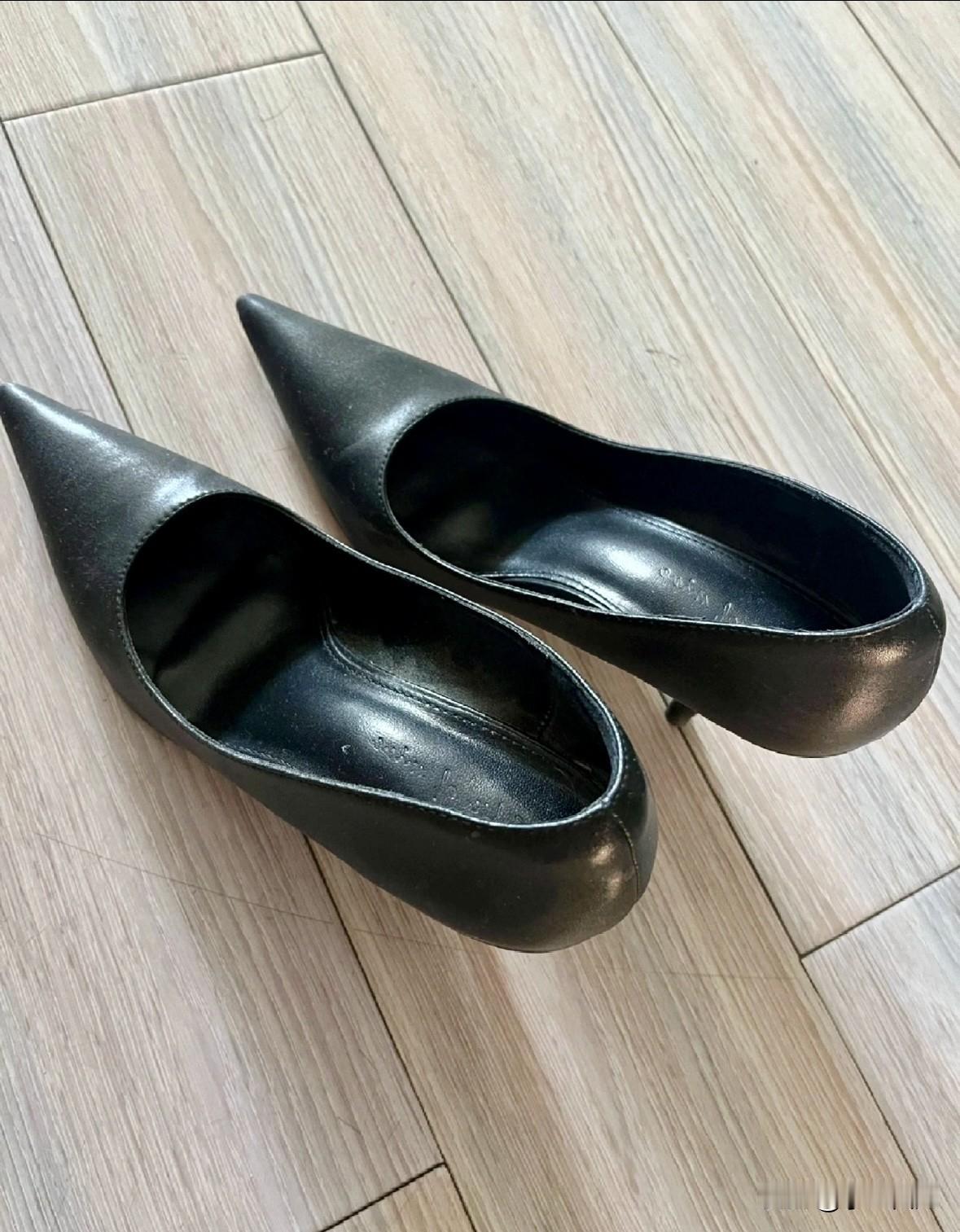 这双上课穿的黑高跟鞋，被说“大妈款”我该不该留？刚买的黑尖头高跟鞋，寻思上课