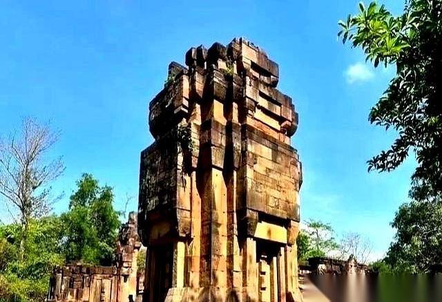 泰国人这是疯了？直接把邻居家上千年的古庙给炸了。世界遗产啊。相当于咱们北宋时