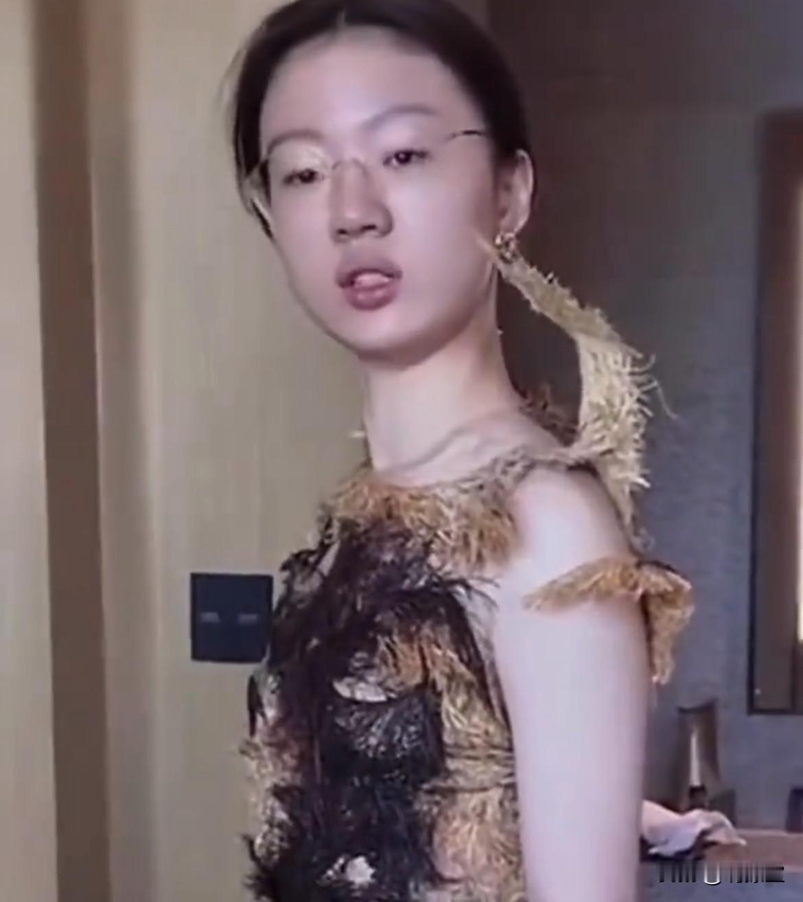 终于相信张碧晨的那句“我不化妆，我家狗都认不出来”了单依纯唱歌怎么样咱暂且不论