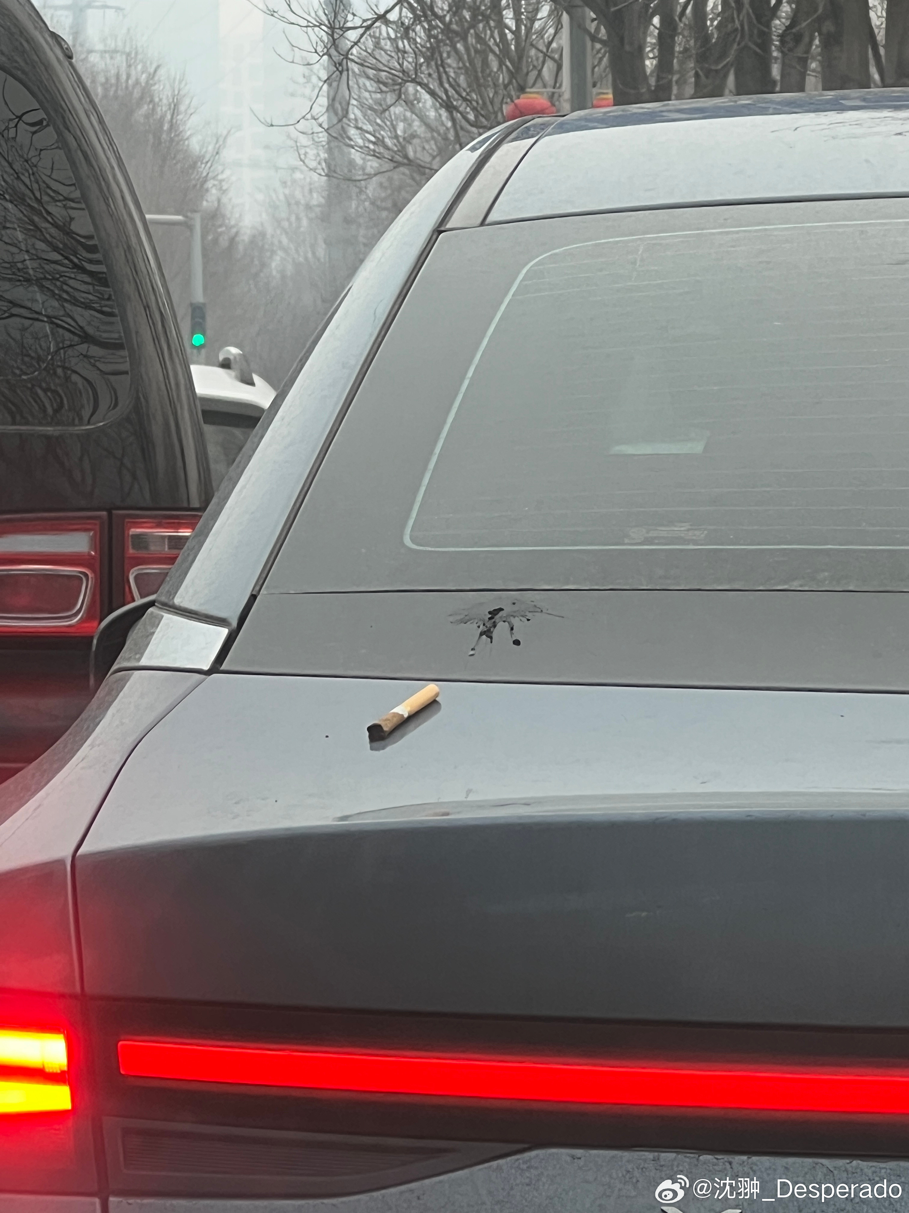 持续抽象了啊。以为是谁烟头扔他车上了，定睛细看，他自己贴上的。北京