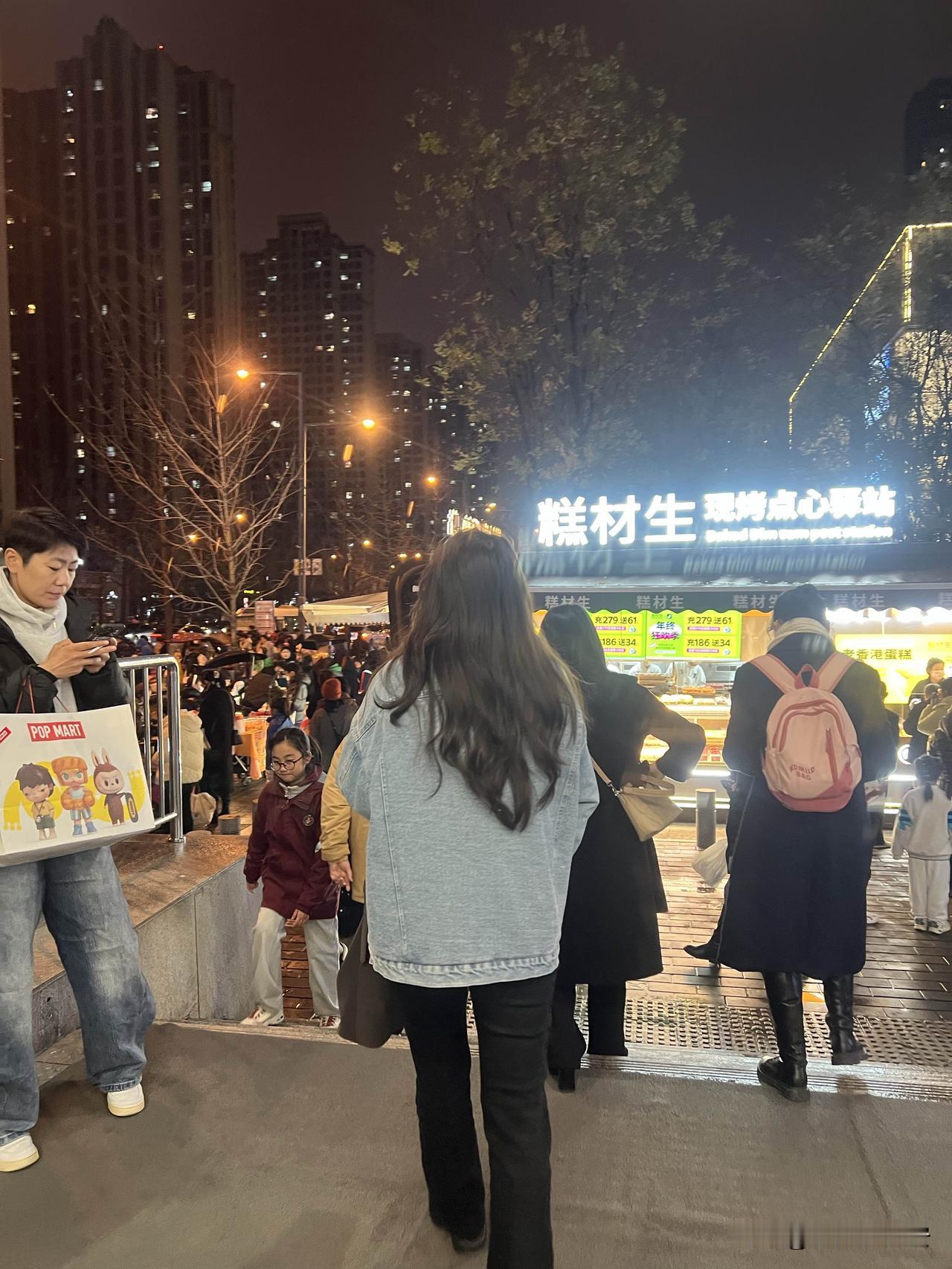 下午晚高峰曲江二期金滹沱地铁口一派烟火气涌现，甚至地铁🚊4号线也成了金