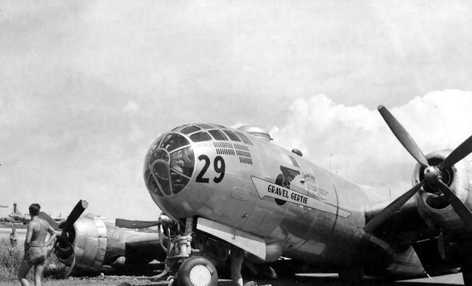 1944年，一架从成都起飞的B-29轰炸机炸完日本后，迫降在苏联远东海参崴机场，