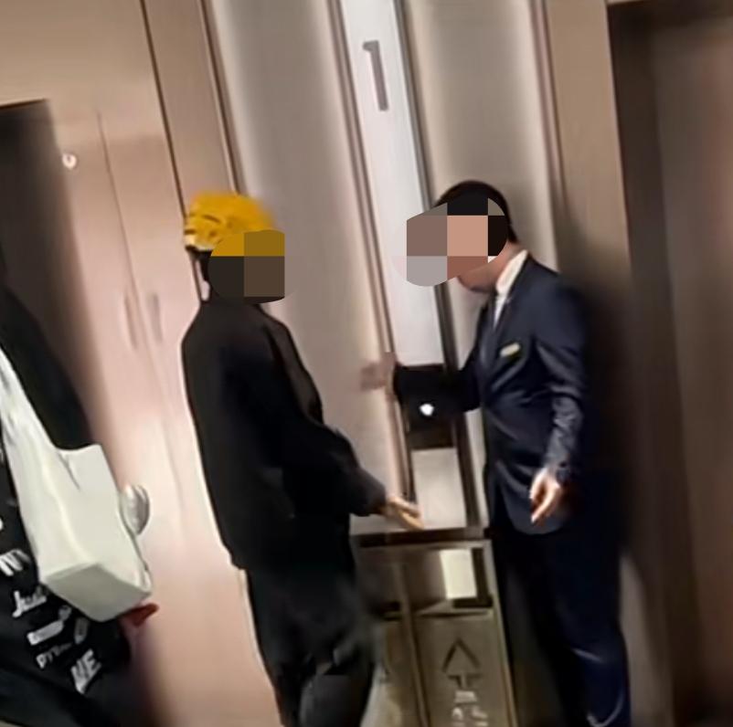 上海新天地商场禁止外卖员乘坐客梯，只允许走专用通道，现场争执推搡引发热议。商场称