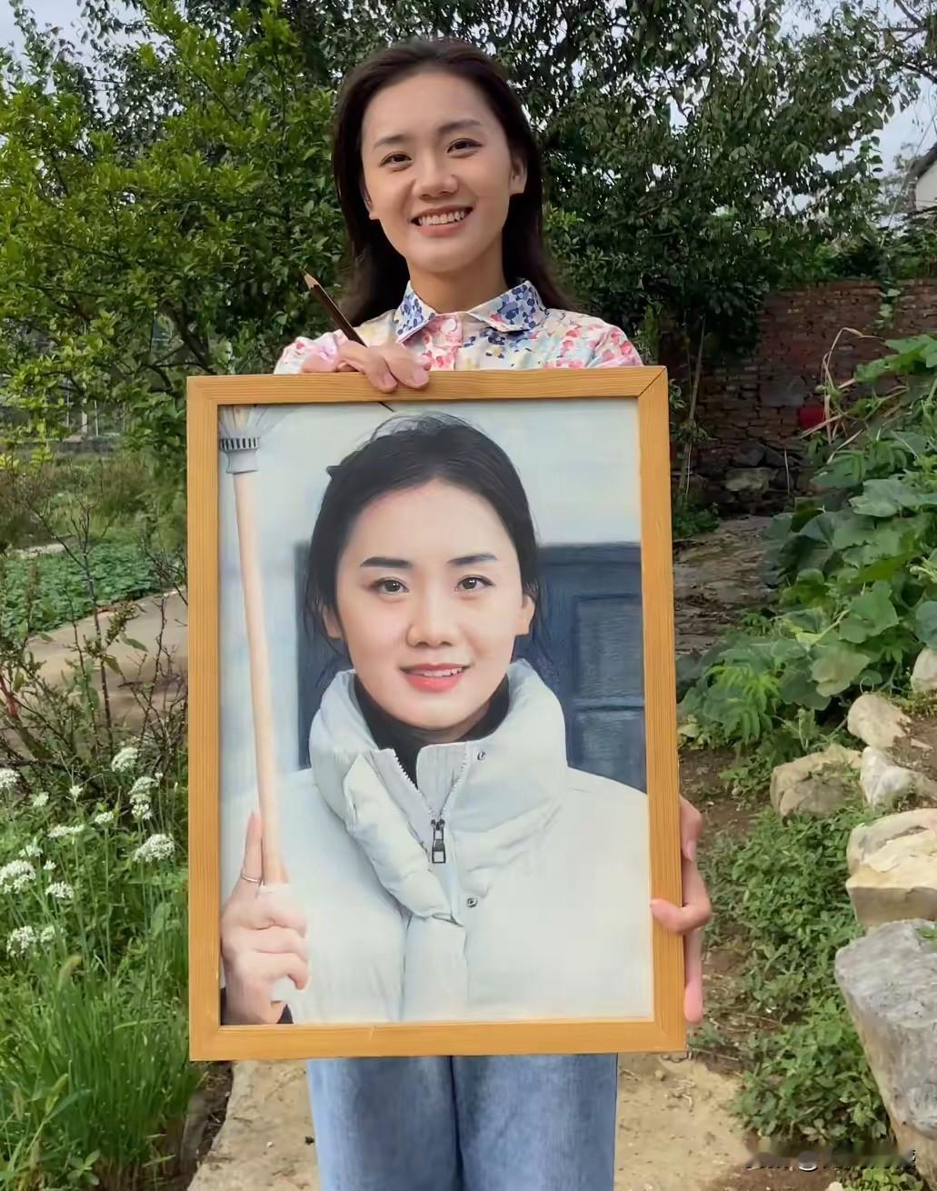 照片中的人，和画中的人，应该是一个人，这个女孩长得非常好看，和一个老演员长得非常