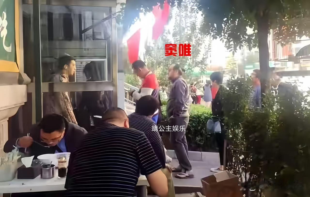 56岁窦唯排队买早点被偶遇，双手插兜脚踩人字拖，很是接地气，他胡子拉碴，身材发福