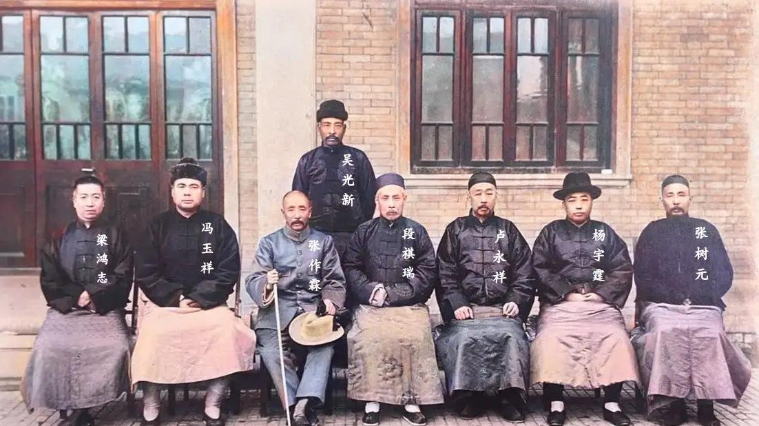 1924年，北洋奉系张作霖、皖系张作霖、国民军冯玉祥以及部属的一张合影，也是一张