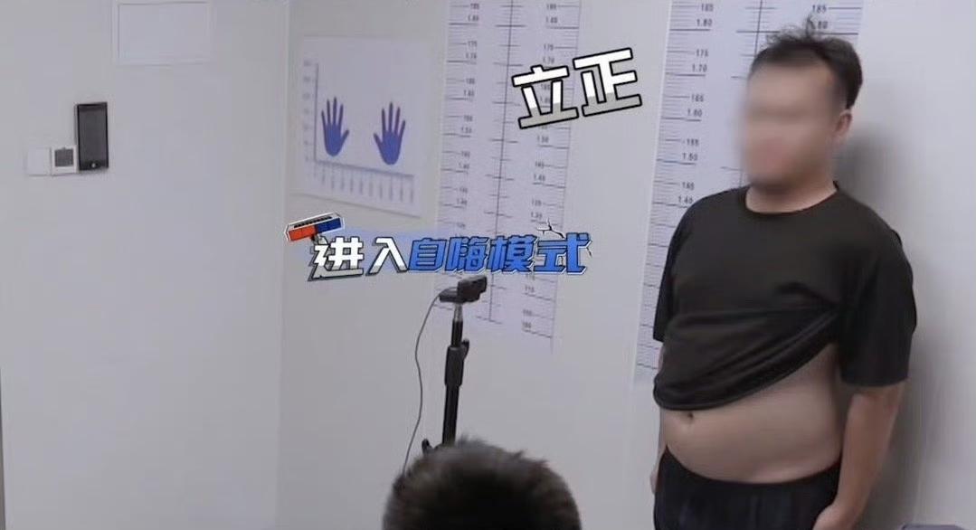 近日长沙解放西路上演了恶心的一幕！一男子直播，为了完成粉丝刷礼物所提出的任务，