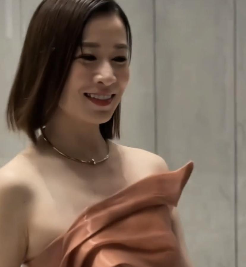 佘诗曼穿着露肩不规则咖色皮裙参加活动，那气质直接拉满。之前她穿露肩长裙和陈坤出