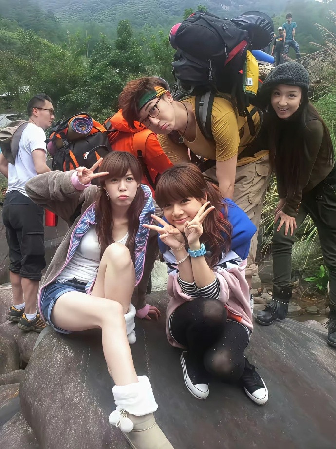 爱情公寓户外旅游这张照片，美嘉真的好漂亮而且身材也特别好​​​