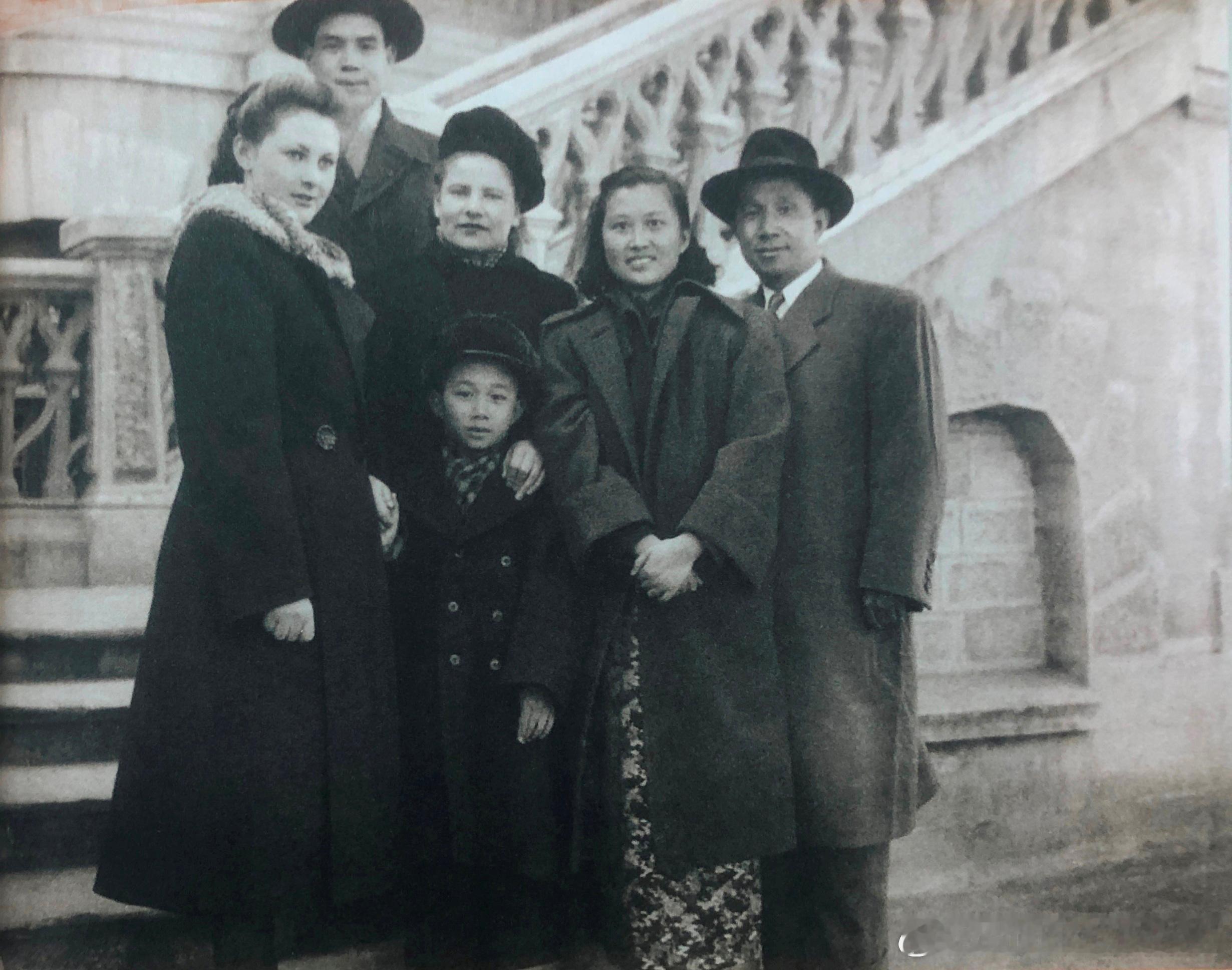 1951年粟裕在苏联。经中共中央批准，1950年12月粟裕由楚青陪同，去苏联治病