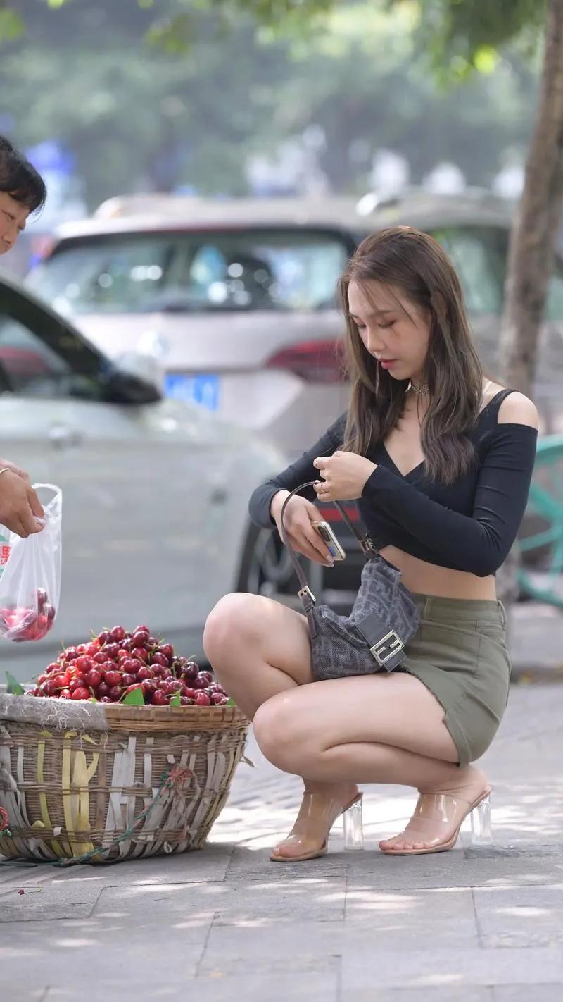 我发现，美女这种曾被定义的稀缺资源，如今早已遍地都是。北京三里屯、杭州银泰城，