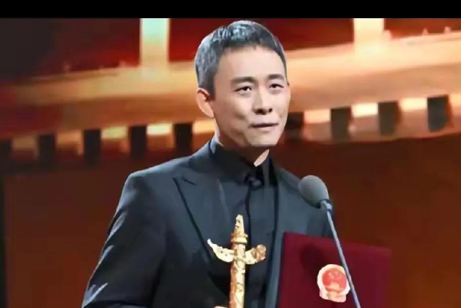 钱琳琳比张译大6岁，1995年就进入央视，是知名主持人，事业远超当时的张译。20