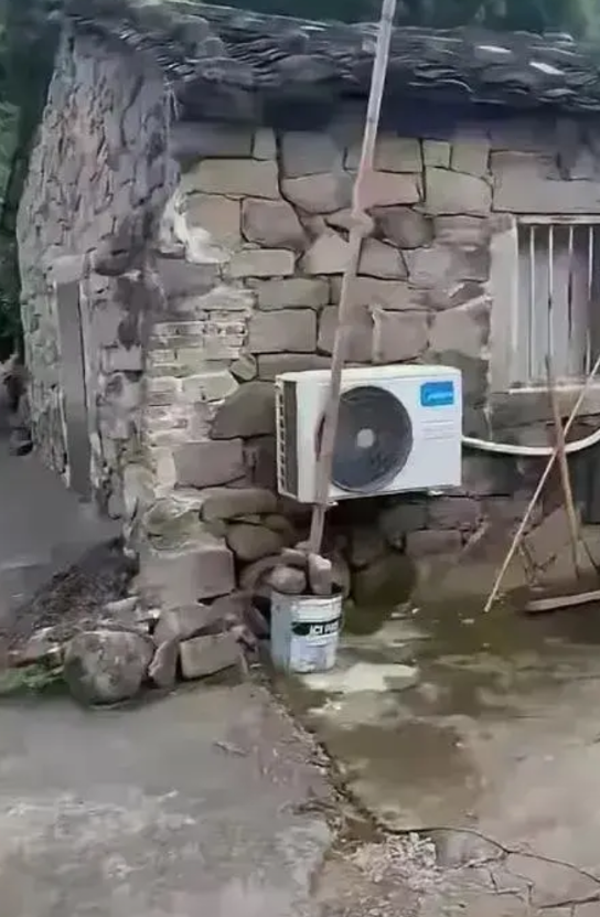 天气太热，80多岁的爷爷让儿子装空调，媳妇硬是不肯，但孙子的做法让人拍手叫好，孙
